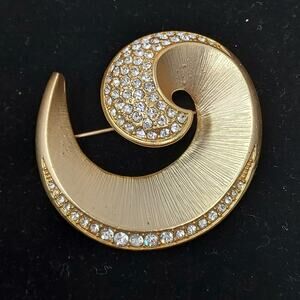 Vintage 1980s Brooch Rhinestone Gold Tone Swirl Signed JNY 2.5" Diameter Retro